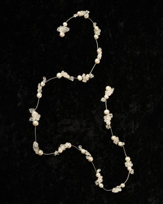 A-5620

A delicate hair vine of glass flowers, freshwater pearls & crystals……(Diamond white freshwater pearls)