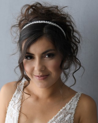 A delicate headband of 4mm crystals & 4mm MOP beads….(Diamond white MOP only)………….