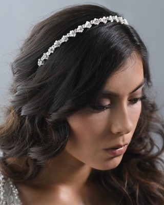 A-5667

A delicate headband of 4mm MOP flowers with rhinestone centers and square rhinestone…(Diamond white MOP only)………..