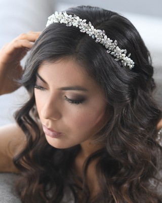 A-5668

A headband of MOP floral petals with square rhinestone centers with tri rhinestone navette stems ( MOP only)…