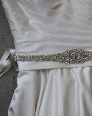 B-125

83” long 5/8” double face satin sash with a 15 ½” long rhinestone appliqué with an oval rhinestone center 1 ¾” wide, graduating to ¾” side width ………….*Silver……………………All ribbon colors ……