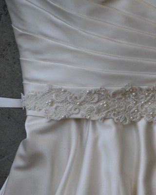 B-127

83” long 5/8” double face satin sash with a 15 ½” open lace appliqué accented with freshwater pearls, seed beads & clear beads..……(Diamond white or ivory lace appliqué)… All ribbon colors……