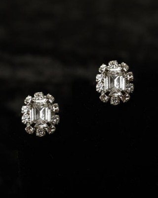 J-9436

Emerald shape rhinestone post earring……… *Silver…