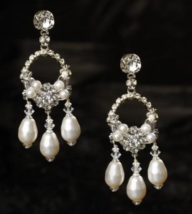  J-9443 2” hanging circular filigree earring with 3 hanging glass pearls on a rhinestone post …..(Ivory or white pearl)……………….*Silver 