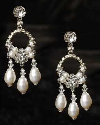 J-9443

2” hanging circular filigree earring with 3 hanging glass pearls on a rhinestone post …..(Ivory or white pearl)……………….*Silver